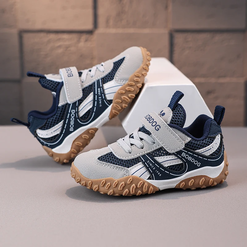 A pair of children's lightweight casual trainers, stripe print decor, wear-resistant thick sole student footwear YZ-K250T-2
