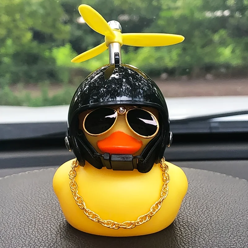 1 unidade fofa preta no 8 Capacete de motocicleta pequeno pato amarelo ornamento de carro, decorações de carro, presentes de festival
