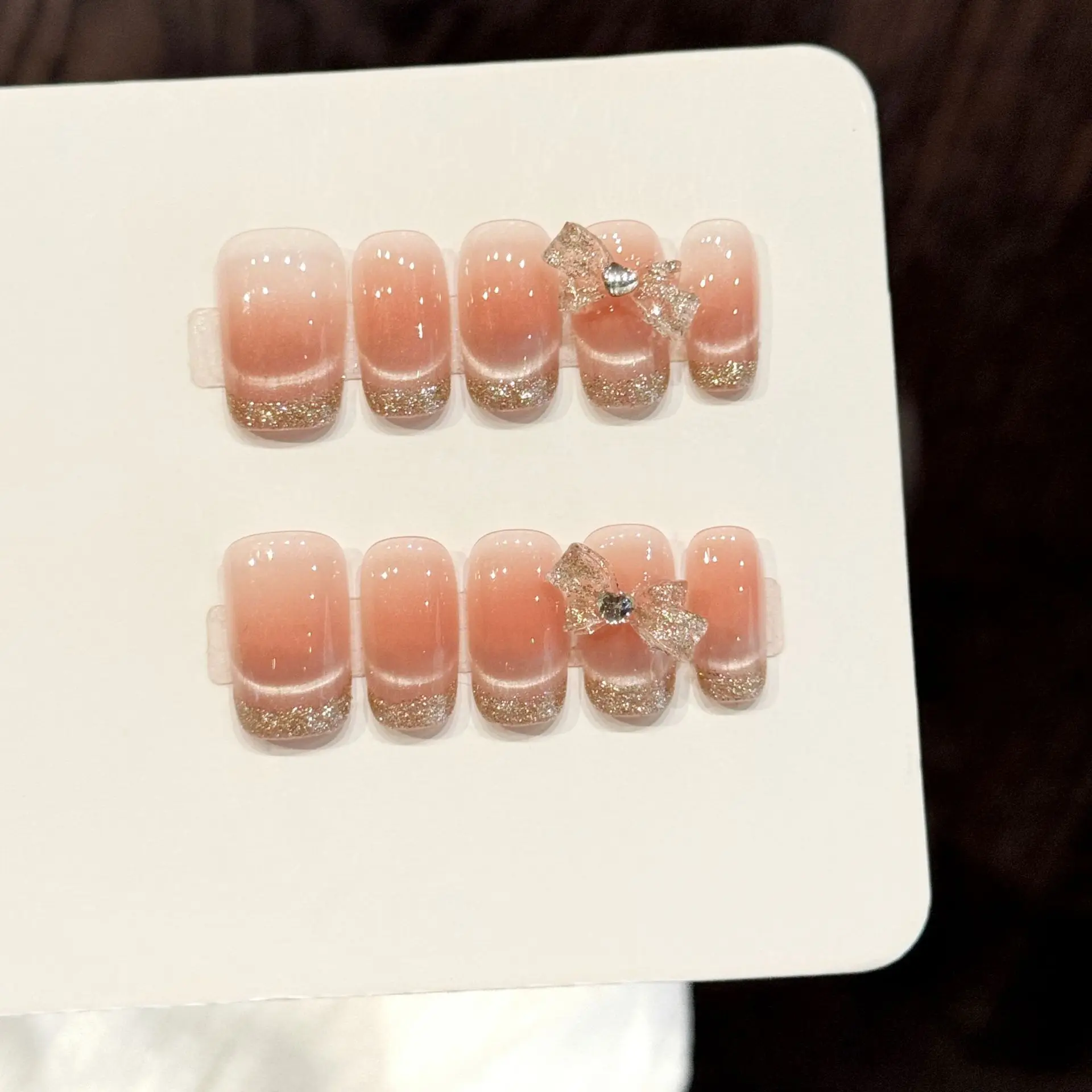 

10 шт. Накладные ногти ручной работы, средней квадратной формы, с дизайном в виде сломанного бриллианта и банта, французский нежный стиль.