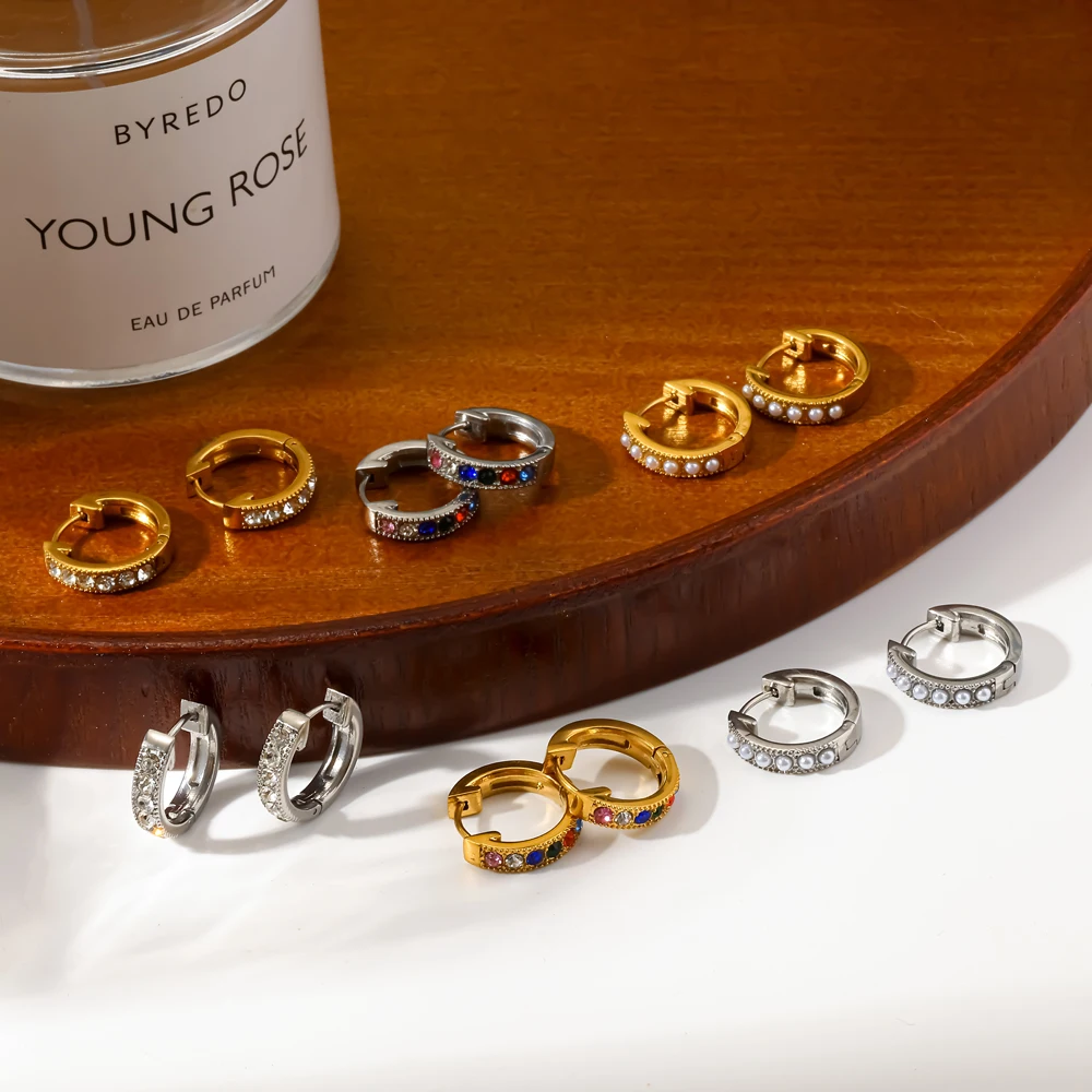 Klassische Edelstahl-Cubic-Zirkonia-Huggie-Creolen für Damen, wasserfest, hypoallergen, Modeschmuck – Detail 3