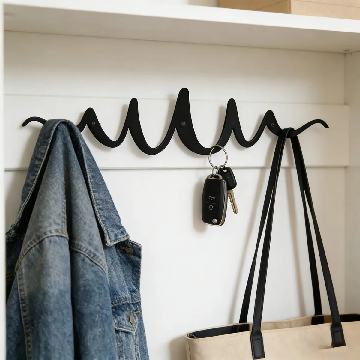 Moderne Schwarze Wandmontierte Metall-Garderobe Zeitgenössisches Wellendesign Rostbeständige Hängeregale für den Eingangsbereich