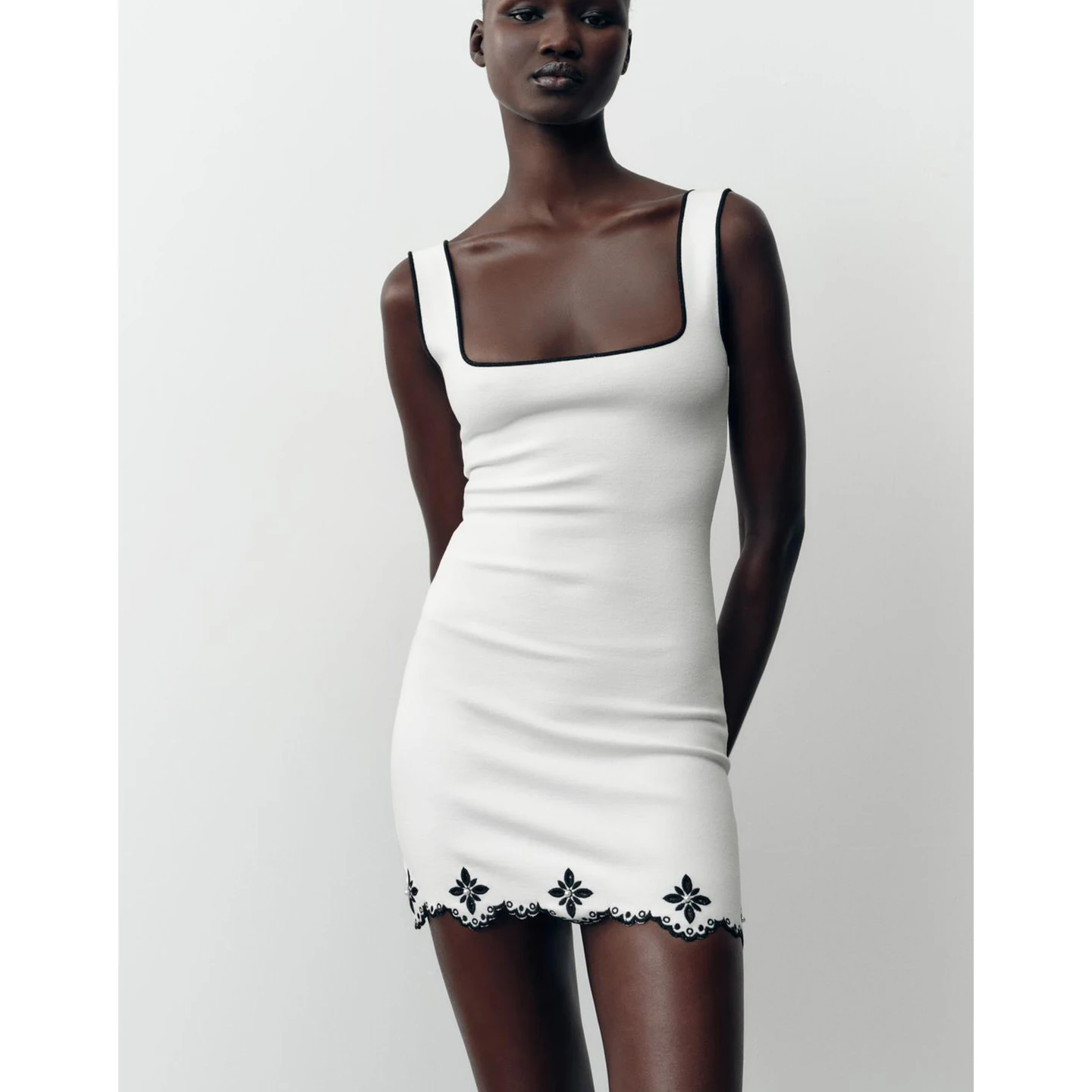 Novo Vestido Sem Mangas com Gola Quadrada e Bordado em Cores Contrastantes para Mulheres Moda Casual em Fibra de Poliéster