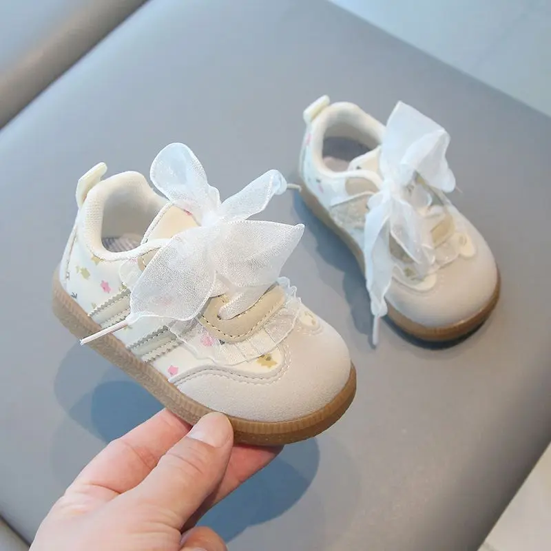 

Повседневные кроссовки для маленьких девочек, осенняя детская спортивная обувь на мягкой подошве с кружевным дизайном для детей 0-3 лет, дышащие легкие первые ходунки