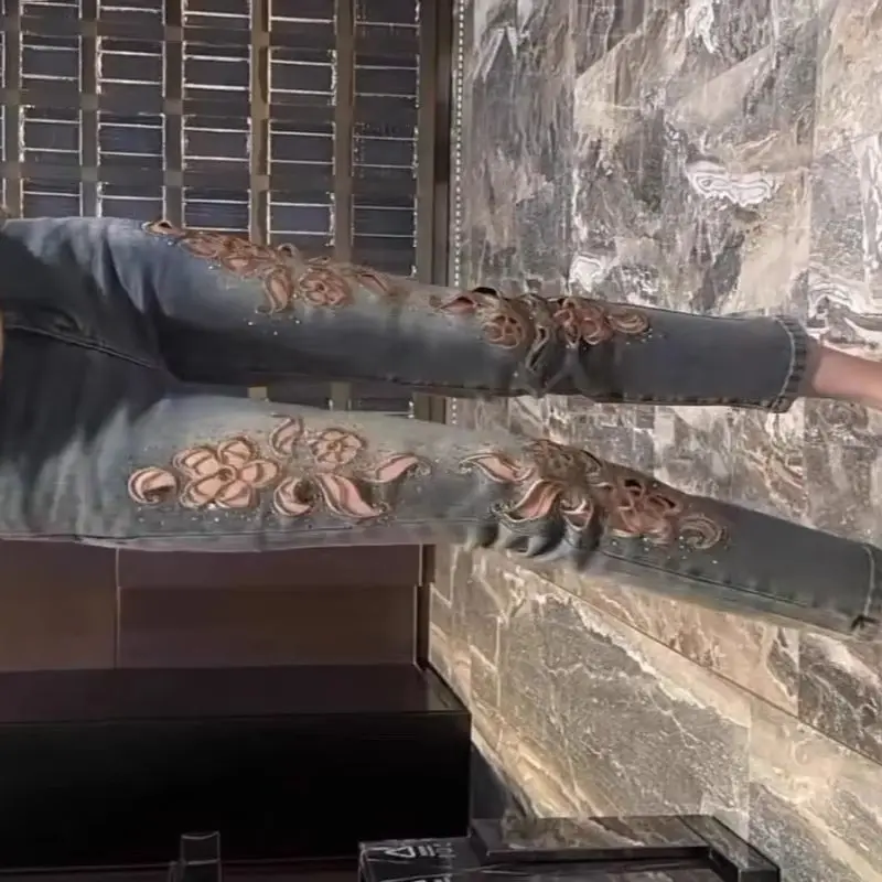 Damskie dżinsy z wysokim stanem, haftowane, ażurowe, w stylu heavy industry, na lato 2025, koreańskie, uniwersalne, modne spodnie typu eight-point pipe.