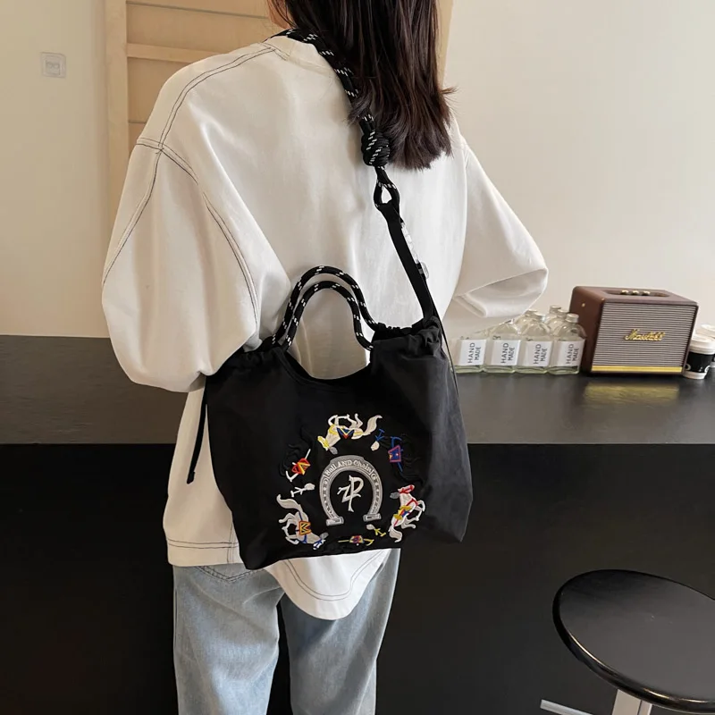 2025 صيف جديد سعة كبيرة التنقل حمل حقيبة المرأة حقيبة النمط الغربي المطرزة المحمولة دلو حقيبة الكتف Crossbody B