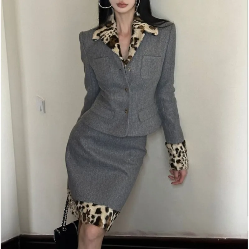 Traje con estampado de leopardo de gama alta para mujer, abrigo de lana con temperamento de estilo coreano, conjunto de dos piezas con falda a la cadera, invierno 2025