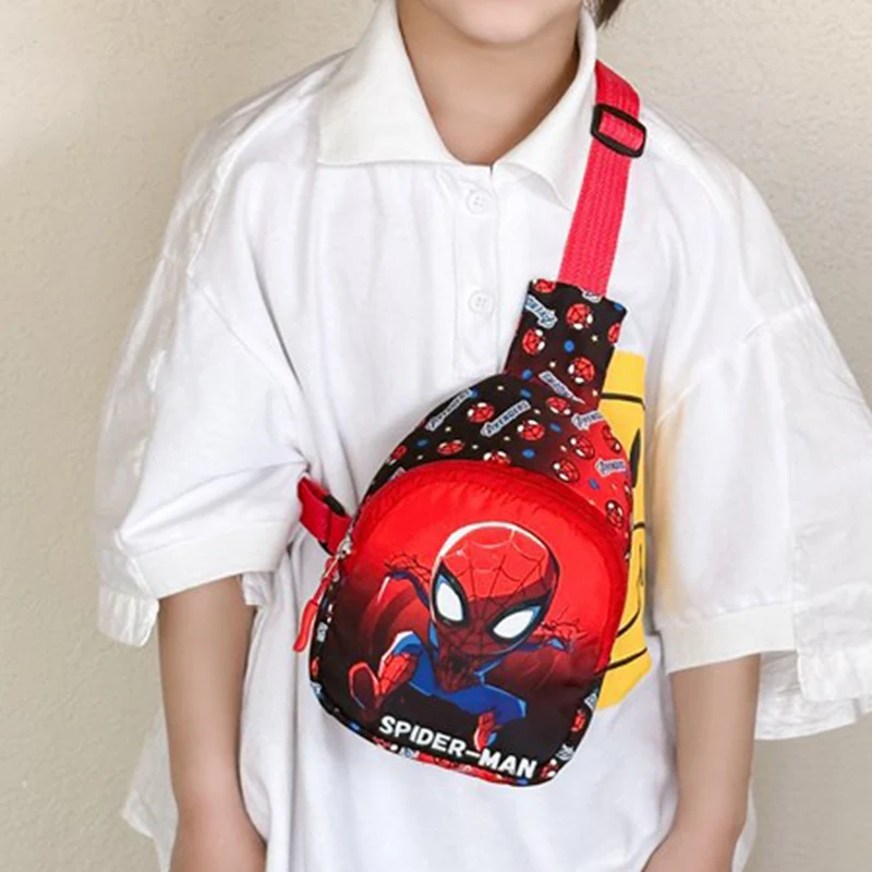 

Сумка через плечо Marvel Spider-Man (1 шт.) – с принтом в стиле комиксов, красно-синие цветовые блоки, уличный стиль.