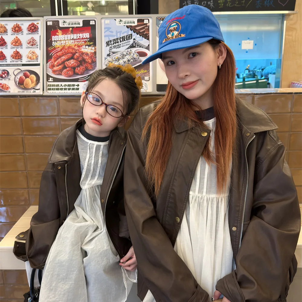 

Пальто для девочек, осень 2023, новая детская одежда, корейский стиль, модная семейная кожаная куртка для девочек, повседневная простая универсальная куртка