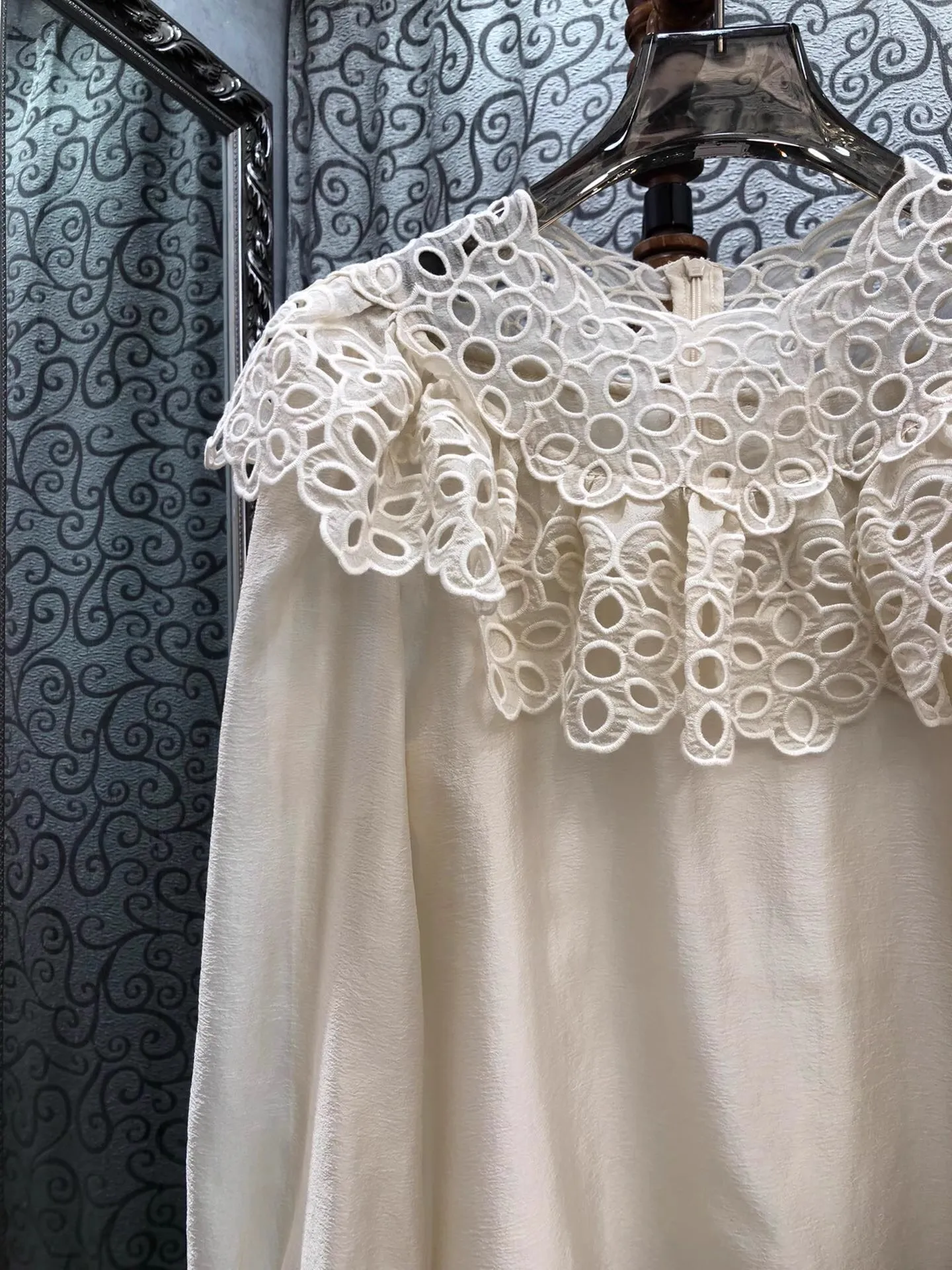 بلايز موضة جديدة بلوزة مصممة قمصان 2026 ربيع المرأة الجوف خارج التطريز كم طويل المشمش البني الأحمر بلايز Blusas الإناث