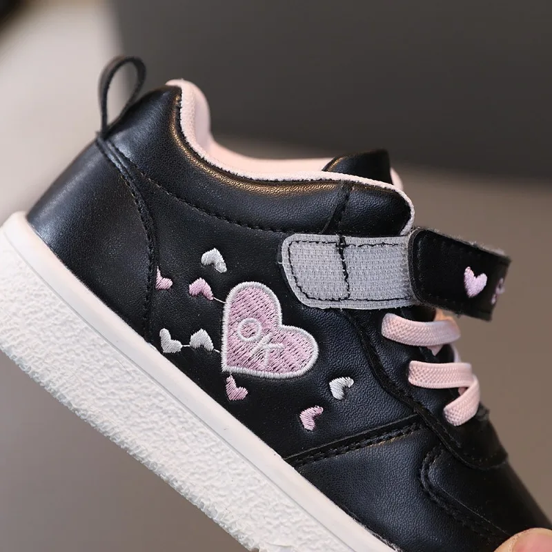 Sneakers per bambini in pelle PU moda scarpe da Skate per bambini traspiranti scarpe da bambina antiscivolo scarpe Casual a cuore versatili Tenis