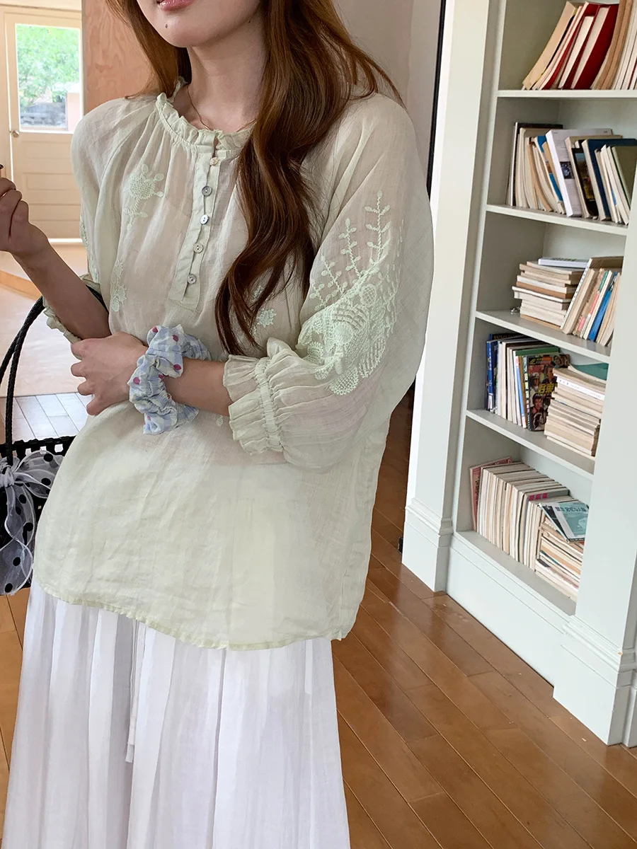 Sommerliches Damenhemd im ländlichen Stil, einfarbig, bestickt, locker geschnitten, mit 7/8-Ärmeln. – Detail 22
