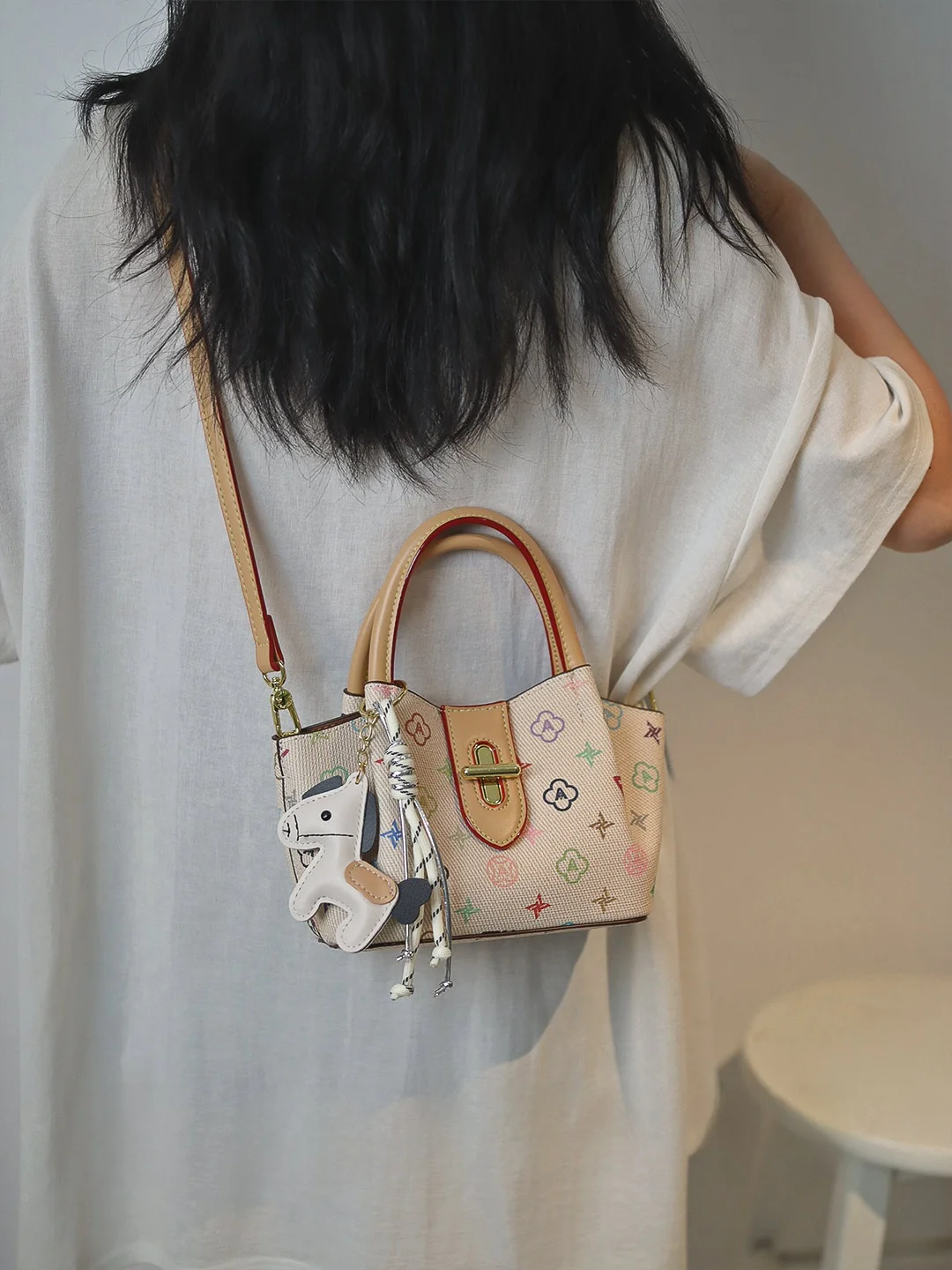 bolso-de-hombro-para-el-verano-estilo-femenino-2026-nuevo-ligero-de-lujo-diseno-Unico-sensacion-de-alta-gama-exclusivo