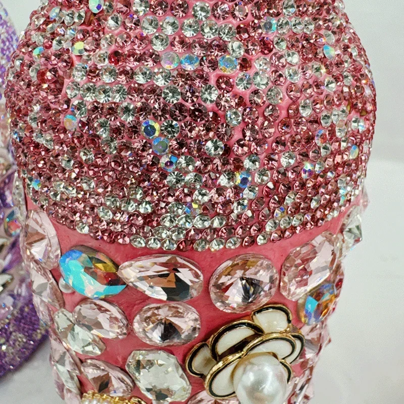 قوارير مفرغة محمولة معزولة بحجر الراين المتلألئة مع كوب ماء بسلسلة من اللؤلؤ وكوب من الفولاذ المقاوم للصدأ