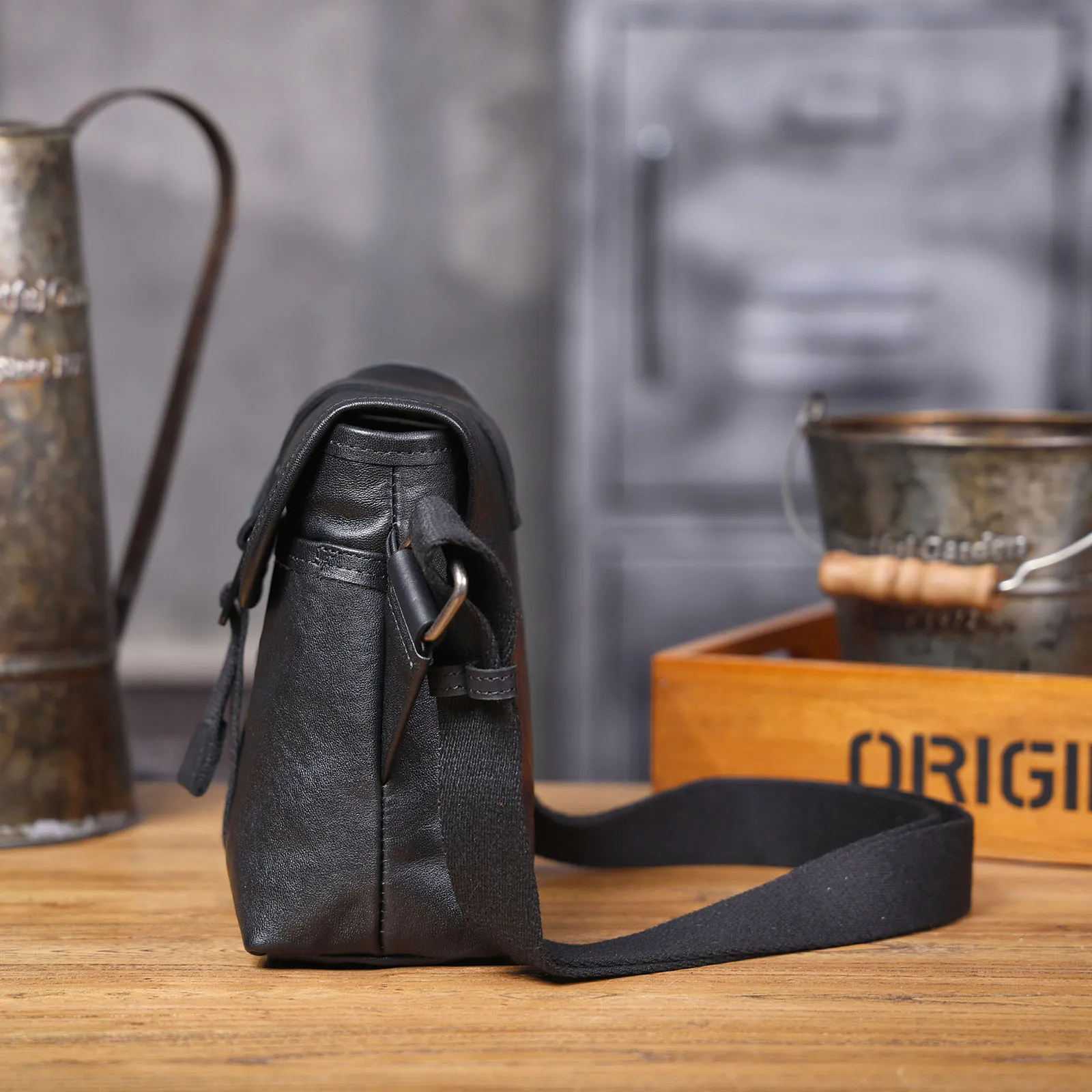S.WORKER Modische Echtleder-Umhängetasche für Herren, Vollnarbig, Trendige Casual-Crossbody-Tasche, Mini-Umhängetasche für Handy und Schlüssel – Detail 8