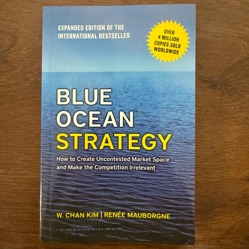 Libro de Estrategia Empresarial Blue Ocean Strategy, Edición Expandida, de W. Chan Kim y Renée Maubourgne