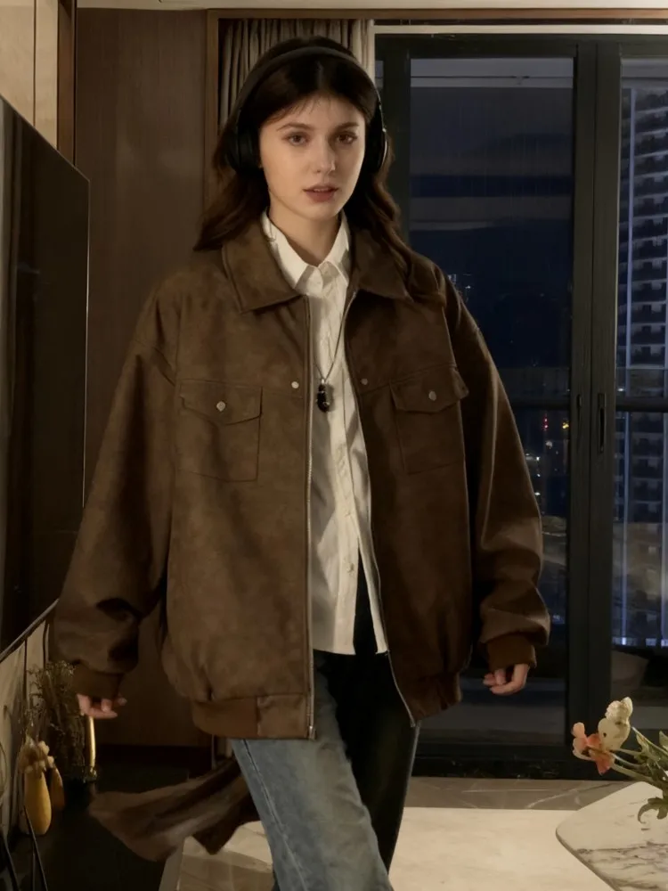 

Байкерские куртки Женская куртка с капюшоном Замшевый шикарный кожаный воротник Погоны на пуговицах Военные авиационные пилоты Уникальный Хэллоуин