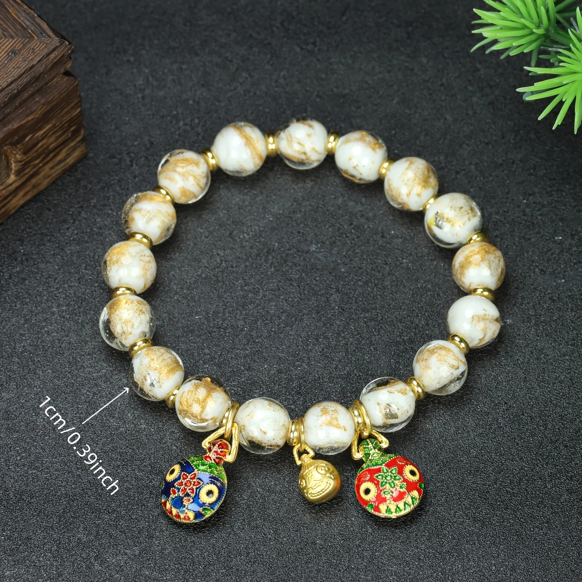 

Pulsera Elegante de Cuentas Vidrio Luminosas con Dije Bestia Dorada - Accesorio Moda