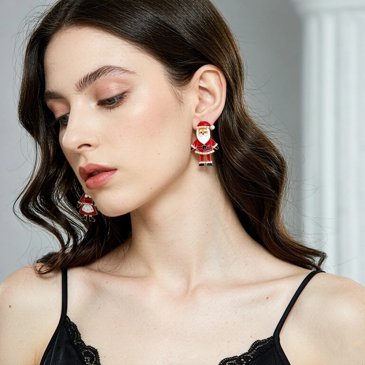 Kreative asymmetrische Ohrstecker mit Weihnachtsmann und Weihnachtsfrau mit langen Beinen für Damen, Imitationsperlen, Weihnachtsfiguren-Ohrringe, Schmuck – Detail 5