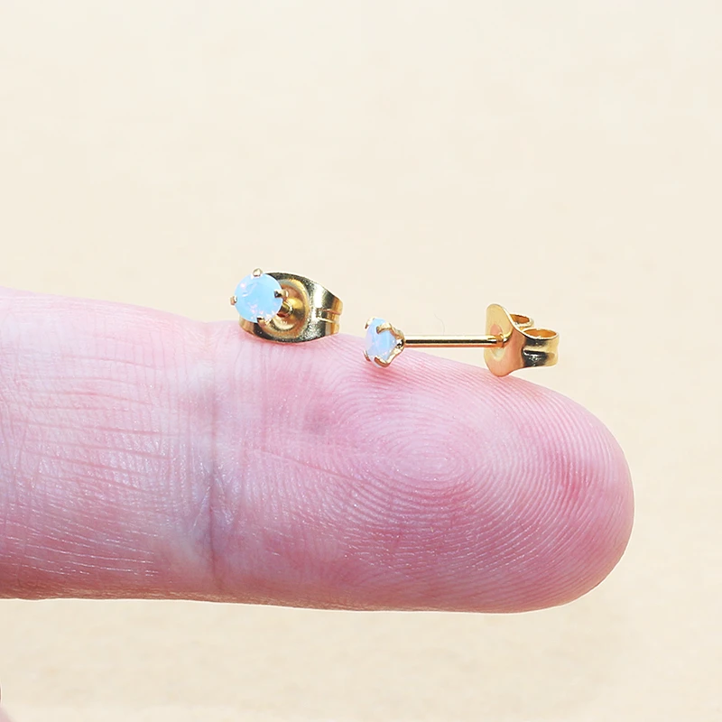 Goldfarbene, minimalistische Ohrringe aus Edelstahl mit 3-mm-Zirkonia-Steinen, luxuriöser Schmuck für Damen, Nadelstärke 0,8 mm. – Detail 1