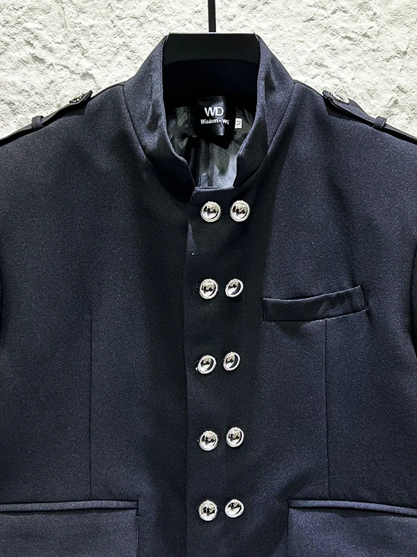 الذكور الوقوف طوق بليزرات قصيرة الرجال 2025 الخريف جديد شخصية زر الديكور مزدوجة الصدر مبطن الكتف البدلة الستر