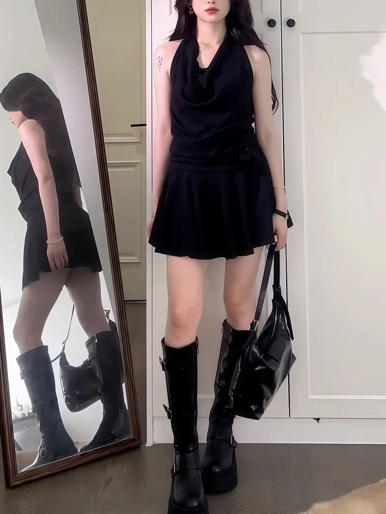 Conjunto de dos piezas estilo Hebe: vestido negro y pantalones cortos, falda de corte en A, diseño que estiliza la cintura, escote en V, sin mangas, estampado floral, prenda de moda para mujer.