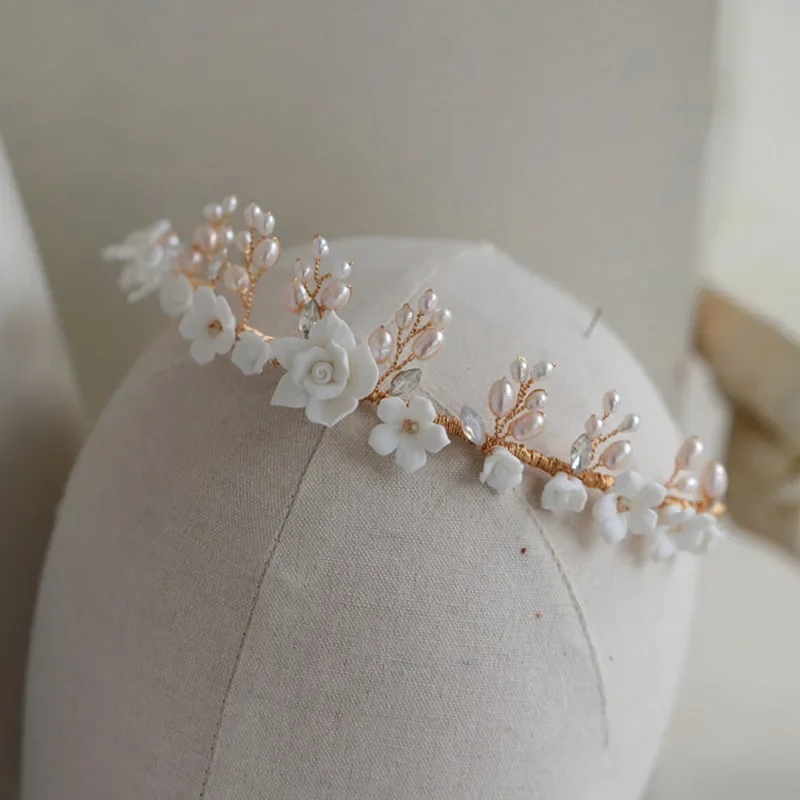 

Керамическая свадебная корона с цветочным узором, тиара для невесты с серьгами, украшения для волос с пресноводным жемчугом, женские украшения, ободок для волос