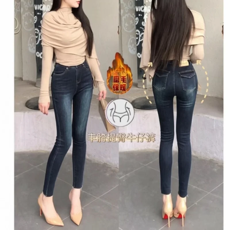 

Women's dark blue pencil jeans with built-in hip-enhancing effect, retro high-waisted design, flap pockets, slim fit, slimming a