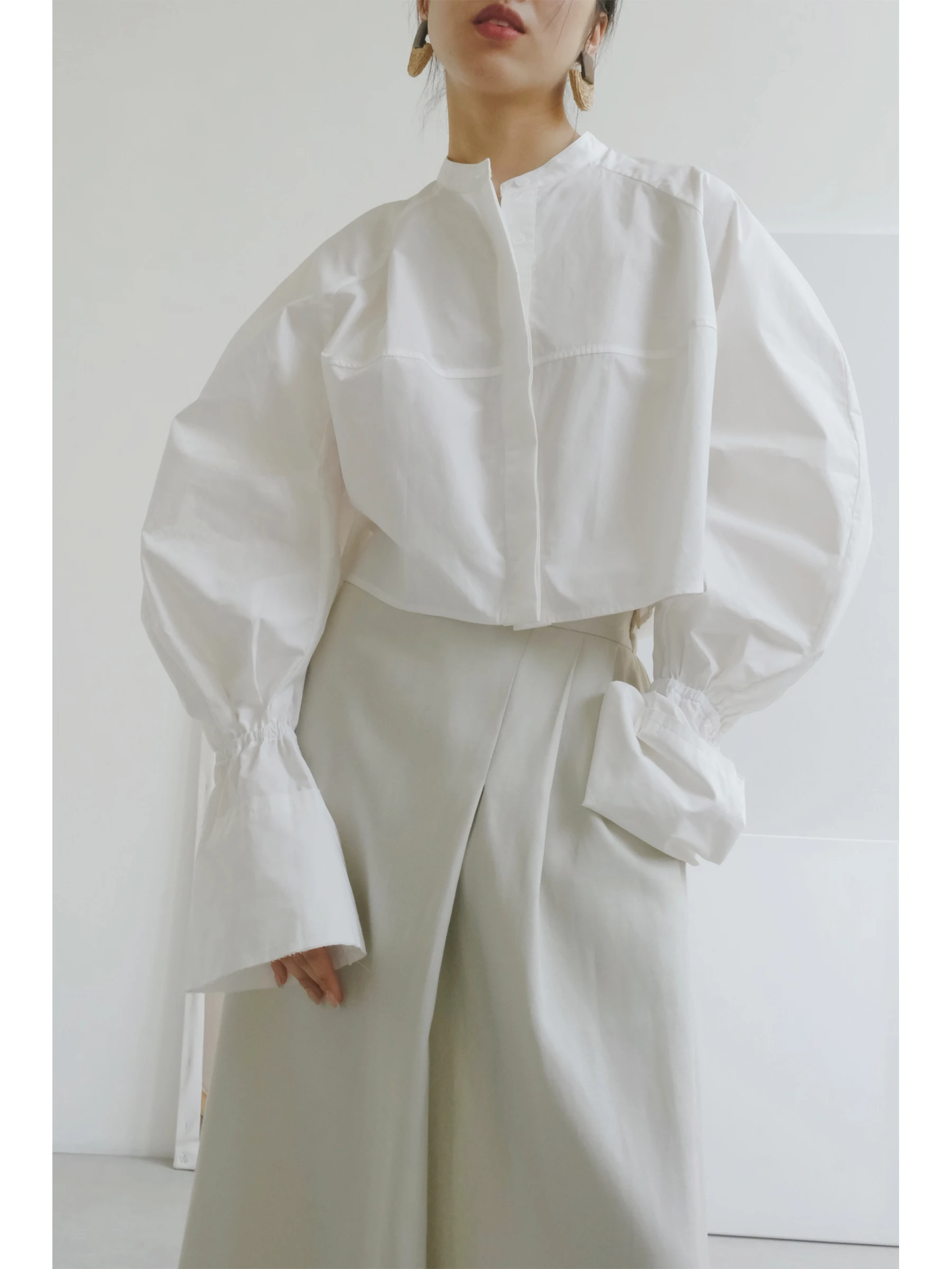 

Свободная белая рубашка оверсайз с вставками на плечах, расклешенными рукавами и круглым вырезом, модная повседневная модель из смесового хлопка для женщин