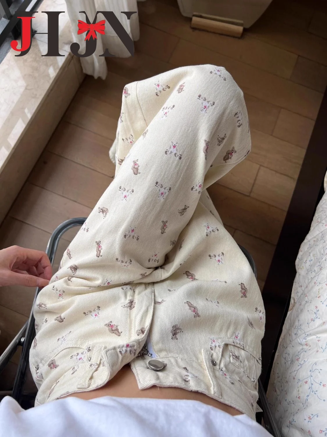 JHJN الجينز الكورية للنساء الحلو الدب المطبوعة السراويل المستقيمة واسعة الساق عارضة Britches جديد أزياء بانت الأبيض سراويل جينز