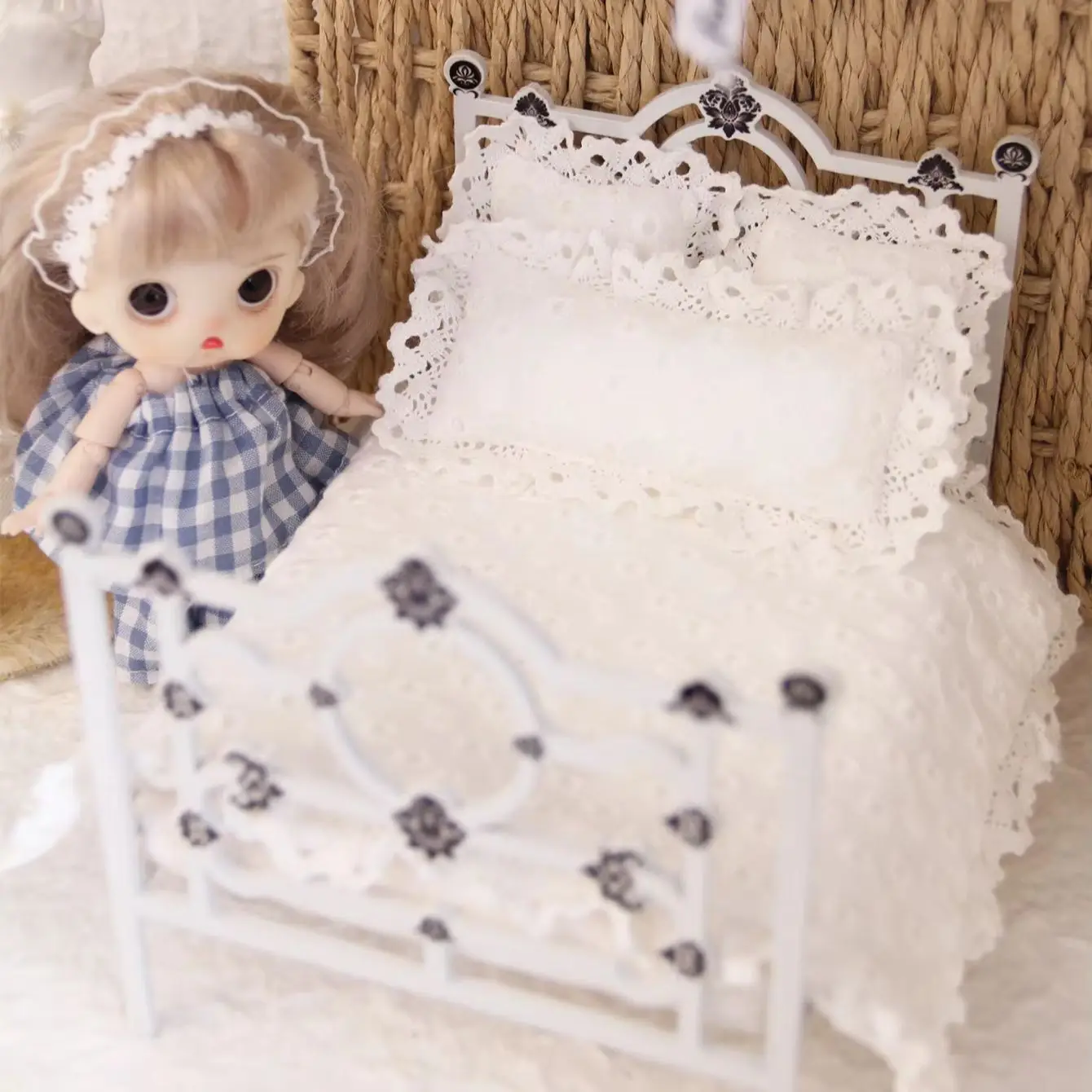

Миниатюрная реалистичная модель кровати для куклы BJD, расписанная вручную, из железа. Реквизит для создания сцен семейной игры.