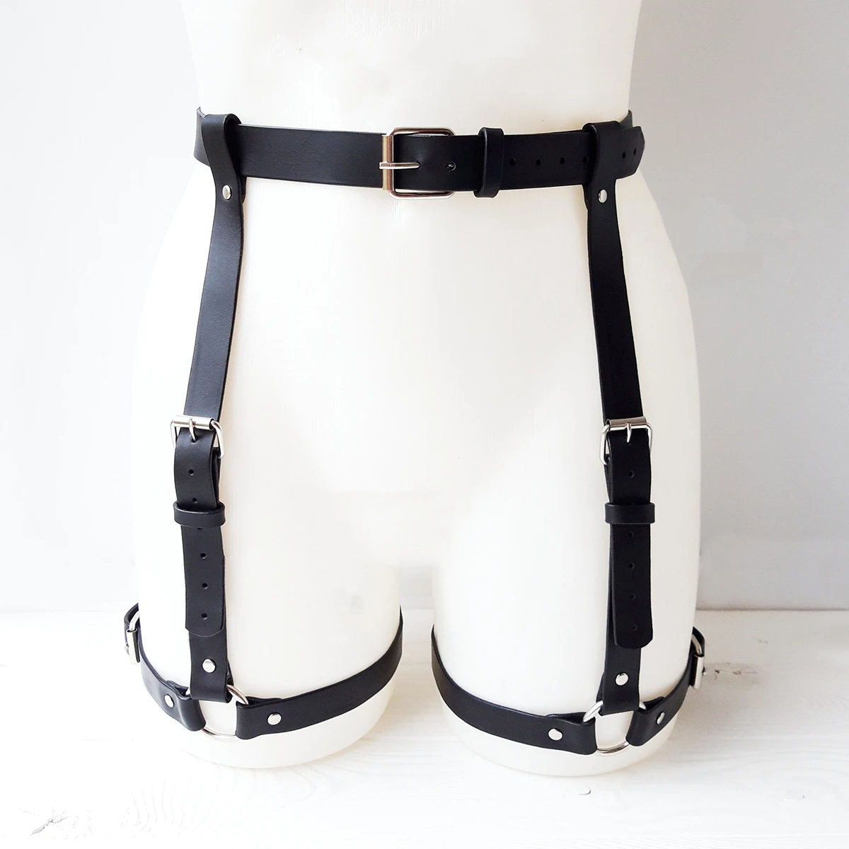 Women Fashion Adjustable PU Leather Harness Belt Thigh Garter Belt Leg Harness Accessory for Women Halloween Costume Leg Harness
