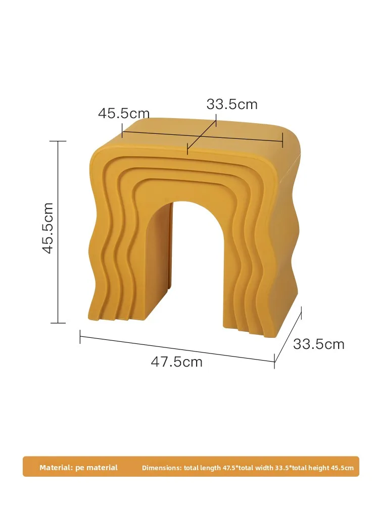 طاولة قهوة صغيرة ذات لون كريمي بسيطة مع حواف متموجة مناسبة لمدخل المنزل وتغيير الأحذية ومقاعد تزيين البراز