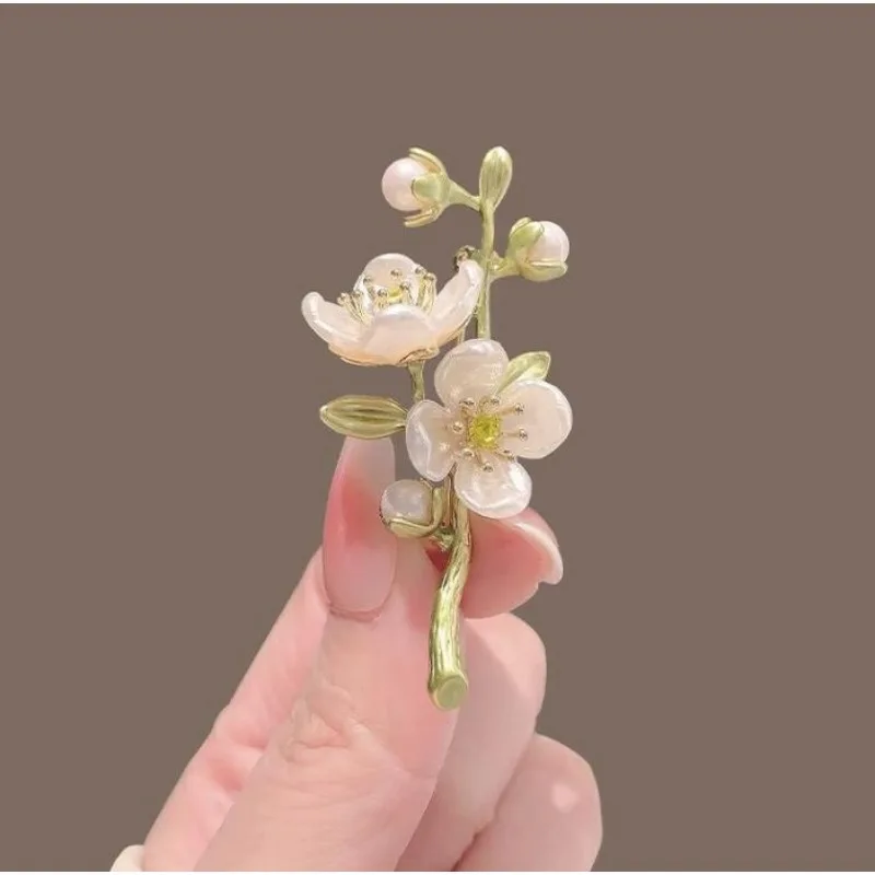Spille vintage con perle a forma di fiore per donna, elegante design a giglio, per feste di matrimonio, eleganti distintivi, accessori per gioielli