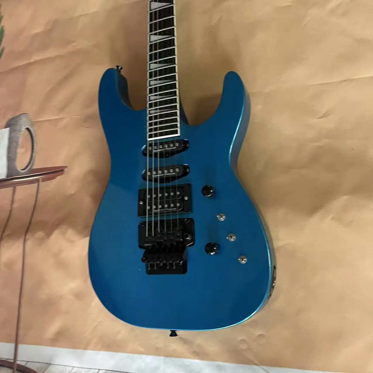 Chitarra elettrica Alien a 6 corde con corpo in metallo blu, immagine di spedizione reale, disponibile