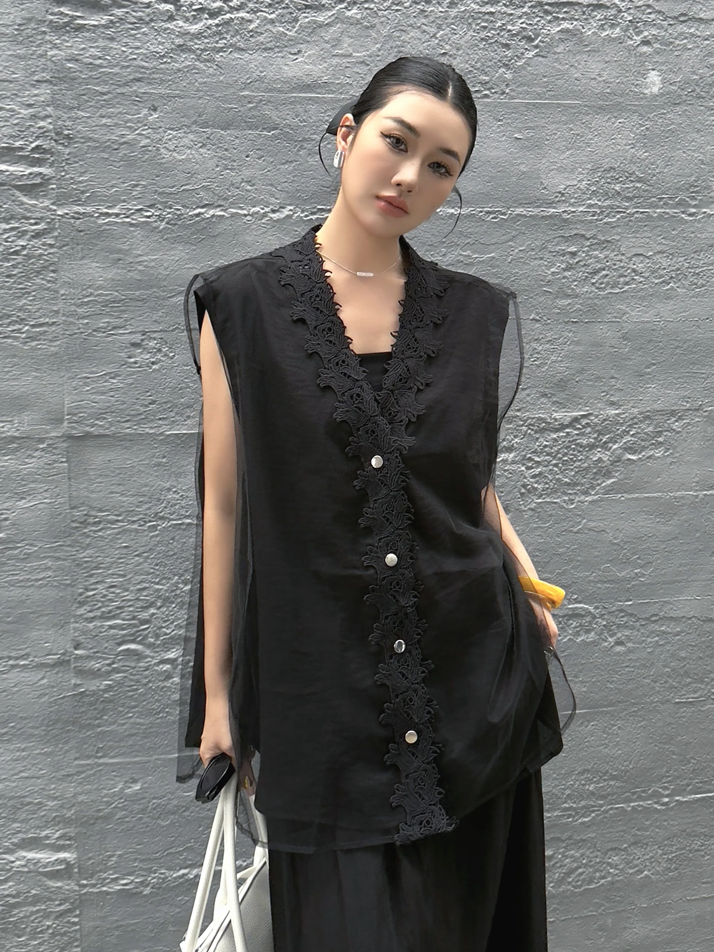 

Elegant V-Neck Button-Up Knitted Vest Women's Fashion Sensation Summer High-End Feel Patchwork Design Cotton Linen Blend