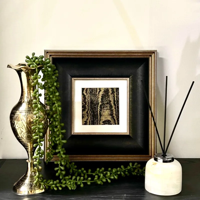 

Medieval bedside table ornament model room, living room, high-end sense, niche hanging paintings