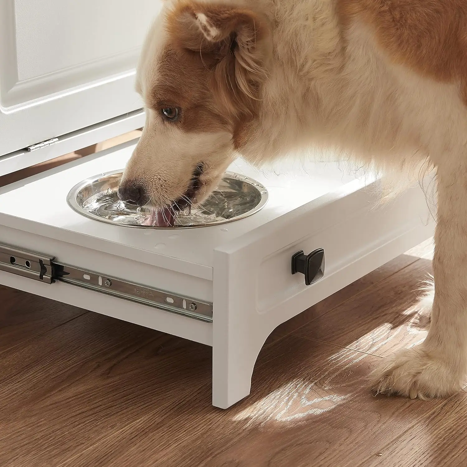 Estación de alimentación moderna para mascotas, mueble con 2 cuencos elevados, diseño oculto a prueba de perros, armario de almacenamiento de alimentos para perros