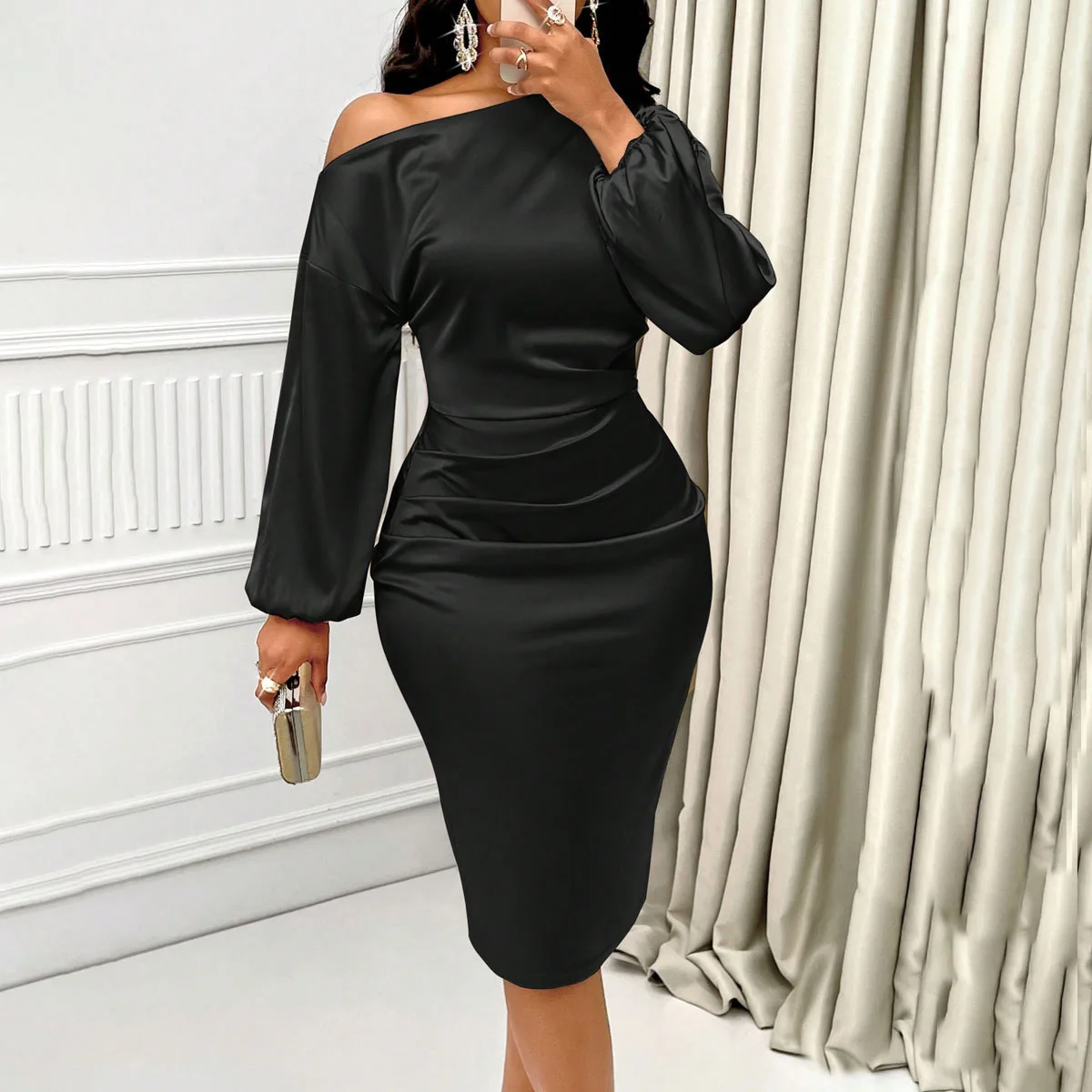 セクシーなオフショルダーロングスリーブサテンハイウエストギャザーボディコンミディドレス レディース 2025 秋 ストリートファッション オフィスパーティードレス