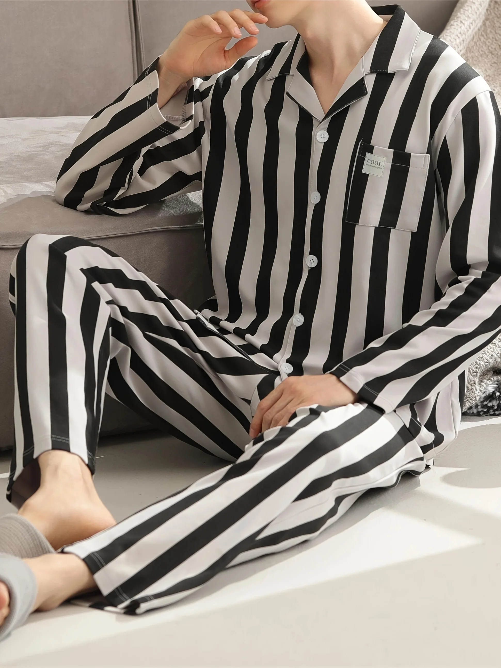

A new 2-piece men's pajama set, simple yet luxurious autumn and winter casual home wear