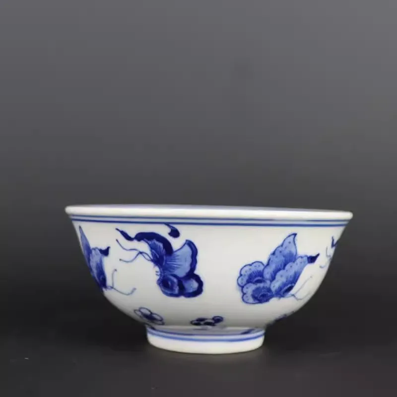 

Антикварный коллекционный орнамент: сине-белая фарфоровая чаша династии Цин с узорами бабочек