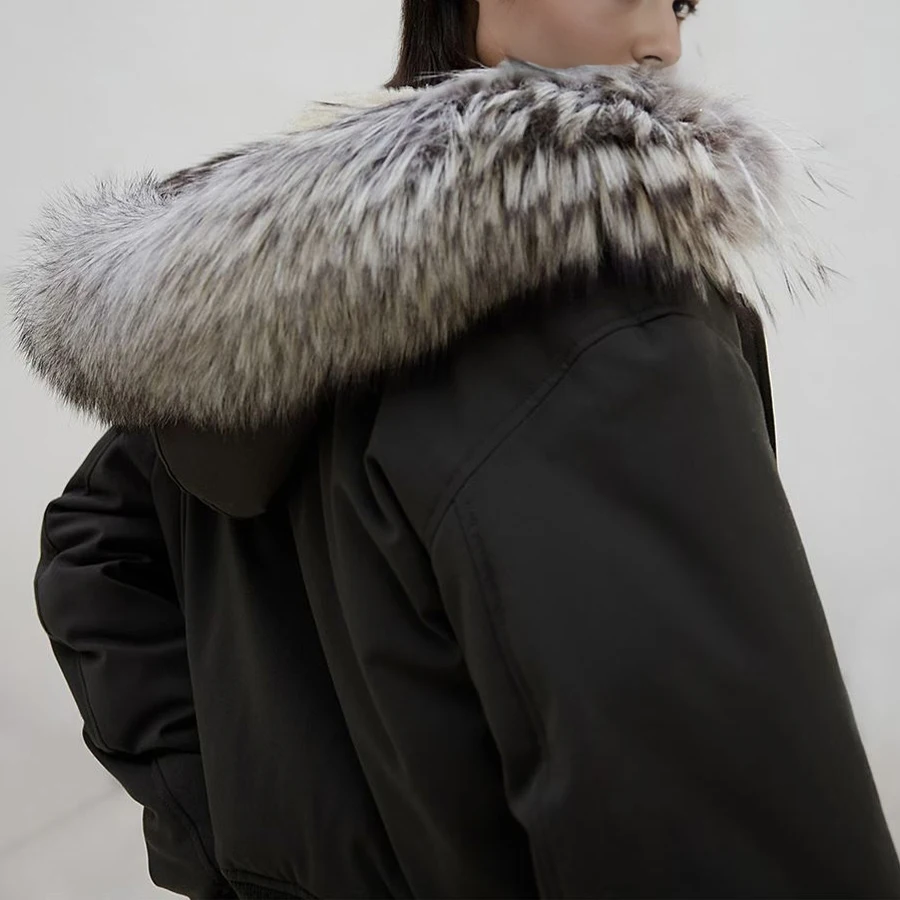 سترة سوداء للنساء من الفرو الطبيعي الأبيض مع زخرفة من الفرو الحقيقي سترة من فراء الثعلب الطبيعي