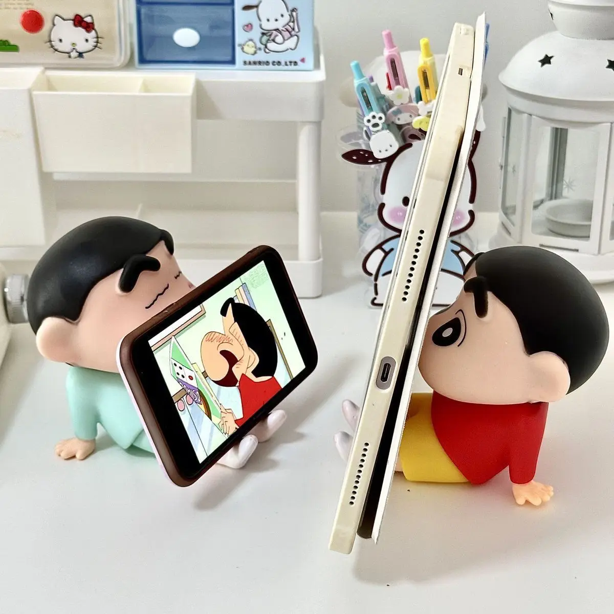 Soporte para teléfono Crayon Shin-Chan, adornos de escritorio de Anime Kawaii, soporte para teléfono con dibujos animados para ver Tv, decoraciones bonitas para muñecas, juguete para regalo