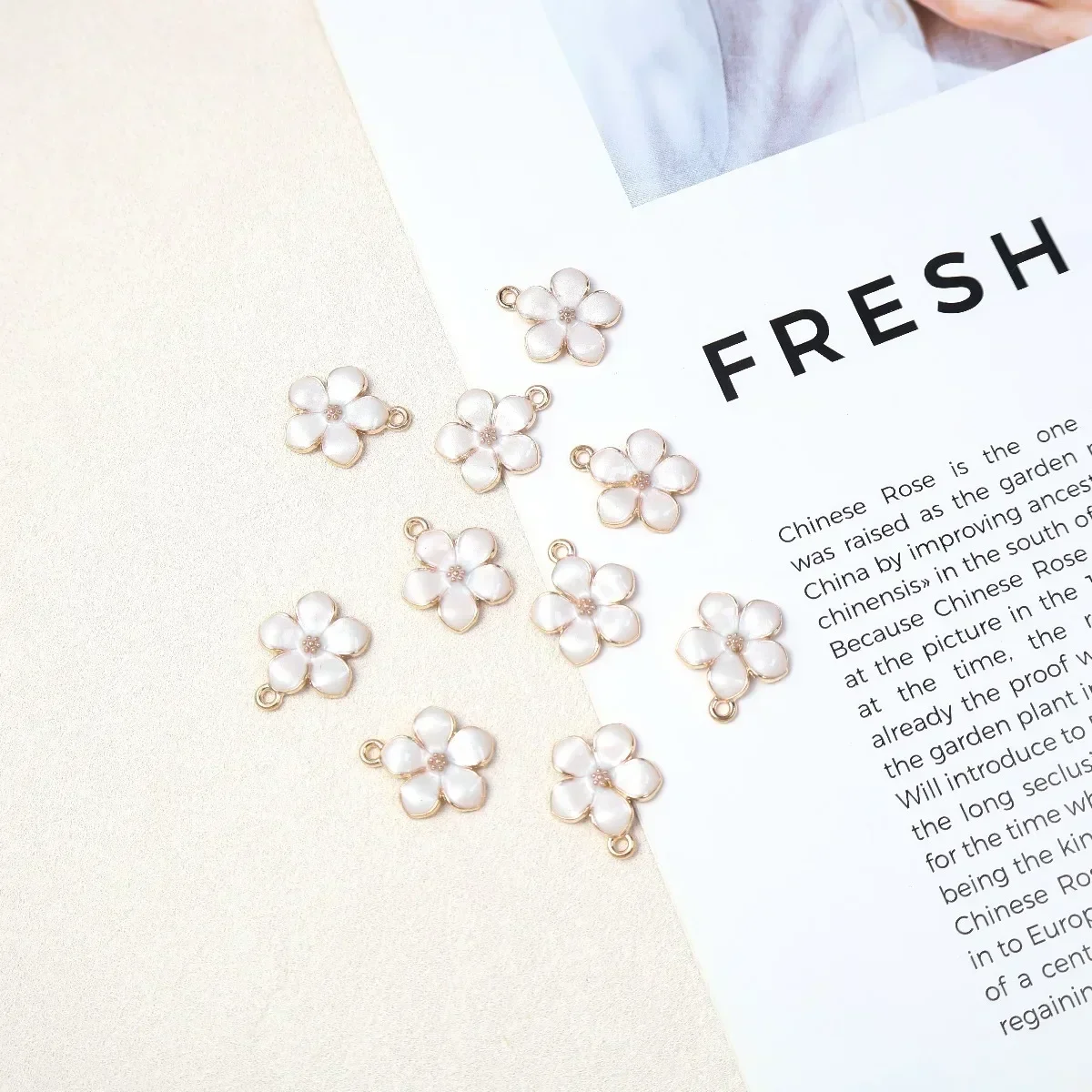 10 قطع النمط الياباني زهر الكرز سحر Kawaii المينا المعلقات DIY بها بنفسك مجوهرات إكسسوارات الشعر سلاسل المفاتيح