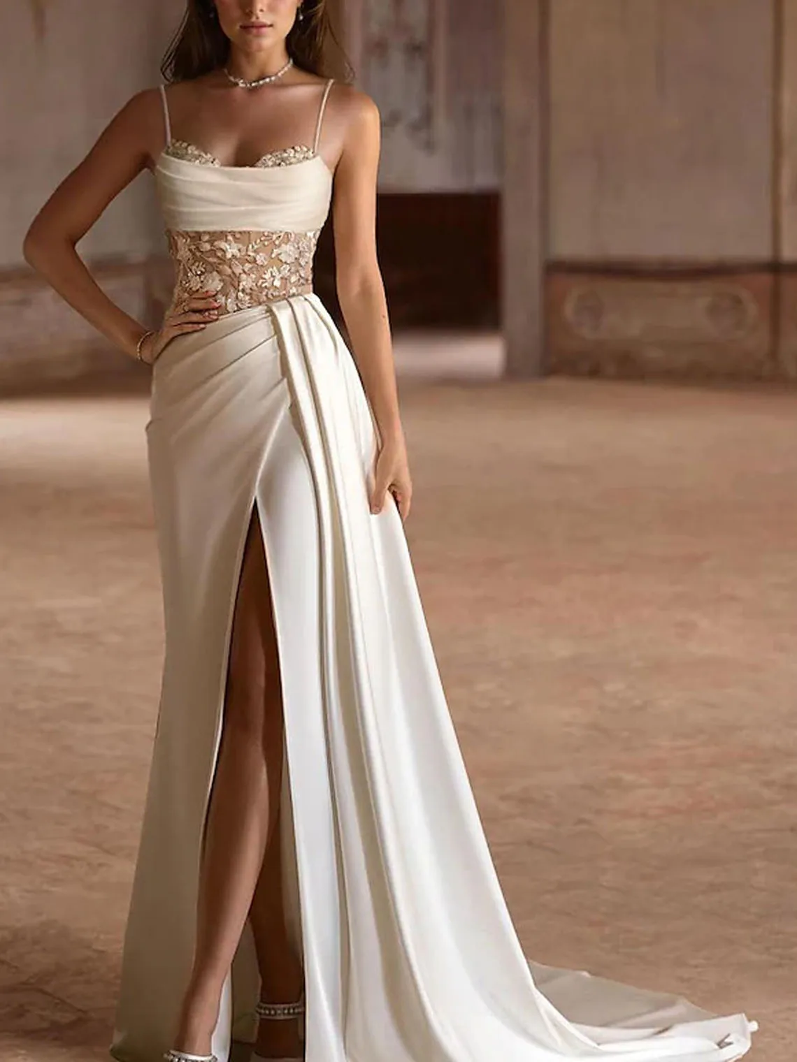 ロマンチックでセクシーなAラインのブライダルガウン、サテン、スパゲッティストラップ、コートトレイン、ノースリーブ、アップリケ、ハイ スリット、プリーツ、2025年、無料カスタマイズ