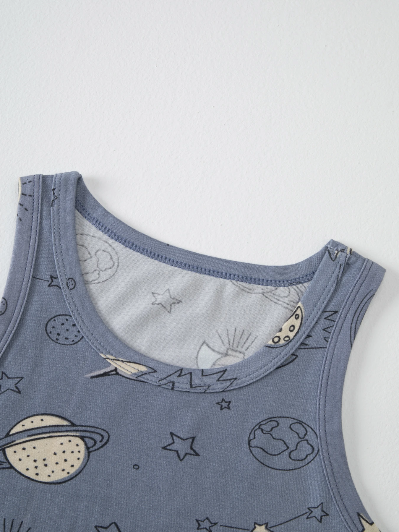 4/5-teiliges Set für Kinder: Bequeme und vielseitige Weste für alle Jahreszeiten, lässiges Rundhals-Oberteil für Jungen, süß bedrucktes Unterhemd für Mädchen. – Detail 23