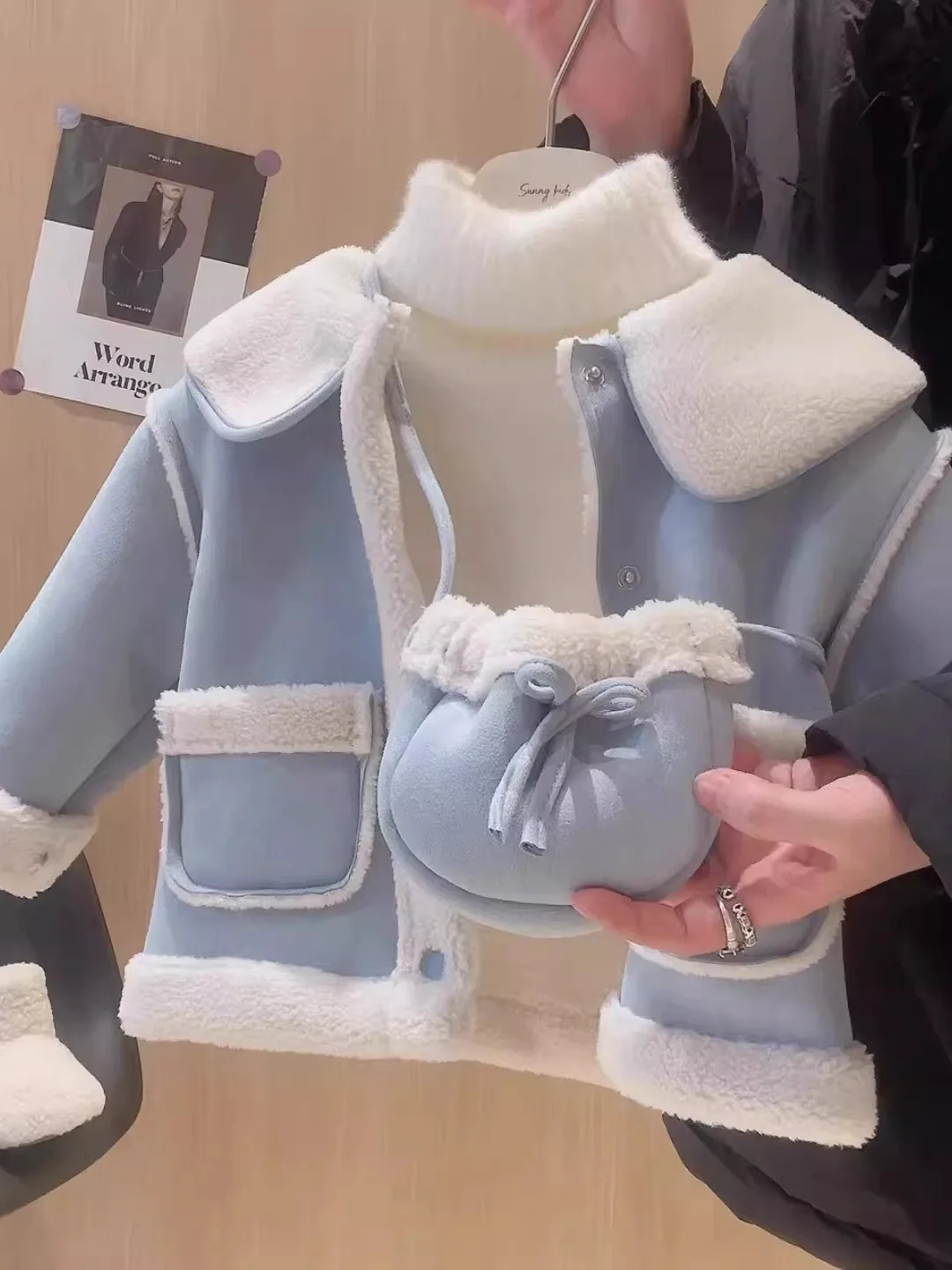 

Хлопковая куртка для девочек, новинка 2026, модное, удобное, теплое, кожаное, меховое, встроенное, бархатное пальто с кукольным воротником из ягненка