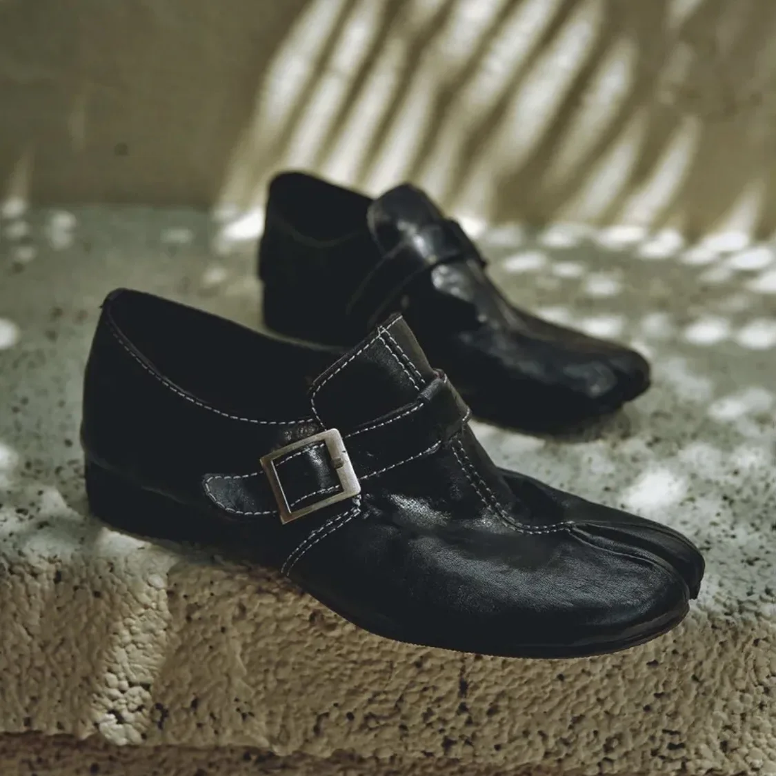 

Vintage Horsehoof Stock Flats Shoes With Split Toe Design Soft PU Leather Split Toe Shoes For Outdoor Eye-Catching Unique Design