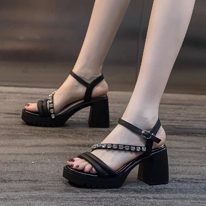 Zapatos de mujer a la moda con diamantes de imitación, sandalias coreanas con diamantes para mujer, ofertas o liquidación barata, tendencia informal de lujo, verano 2024