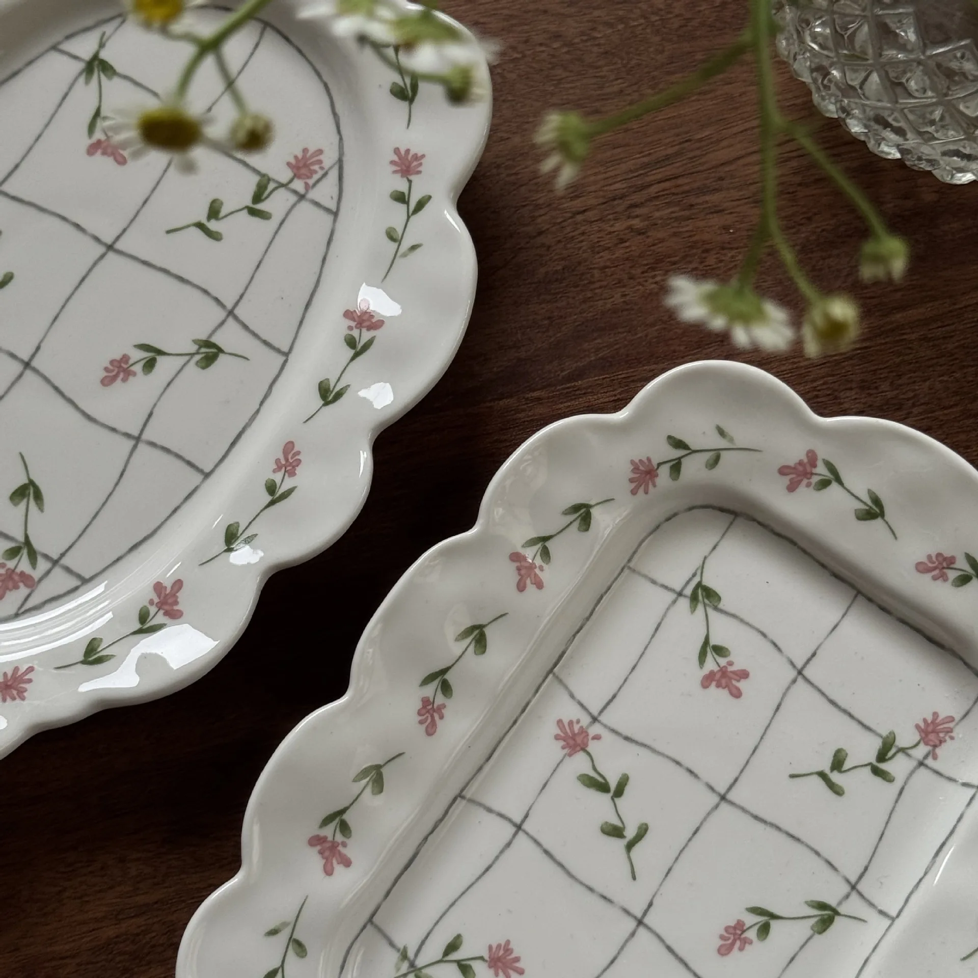 Durable Floral Print Hand-drawn Ceramic Plate Ruched Edge Household Kitchen Cake Fruit Dishes 8.5Inches Porcelain Tableware