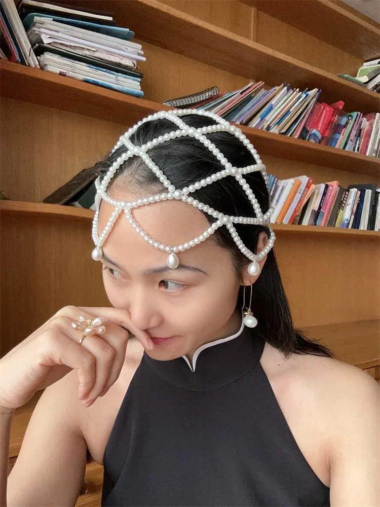 قبعة نسائية صيفية عصرية موديل 2025 مصنوعة يدويًا من اللؤلؤ الشبكي المحبوك